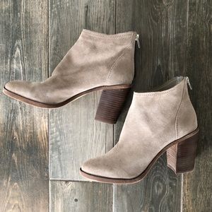 NWOT Dolce Vita Stevie Suede Ankle Boots